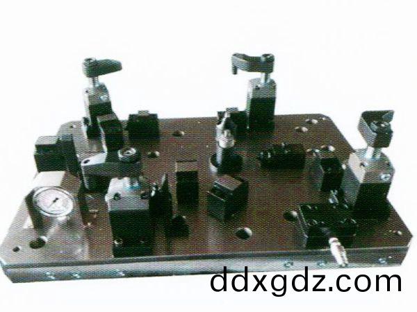 齒(chi)輪(lun)室罩(zhao)蓋液(ye)壓裌具